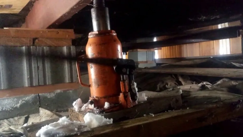 A hydraulic jack is the most important tool to use when leveling a mobile home