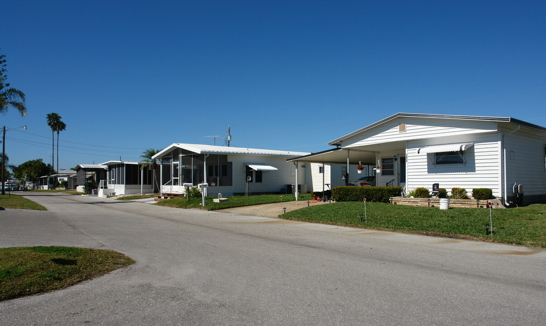 Become a Mobile Home Sales Agent in Palmetto, Florida